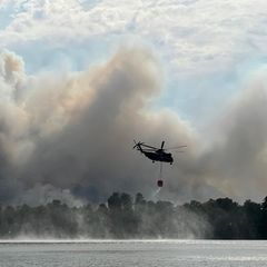 Löschhubschrauber über einem See