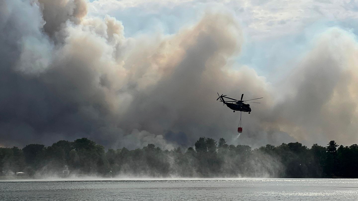 Löschhubschrauber über einem See