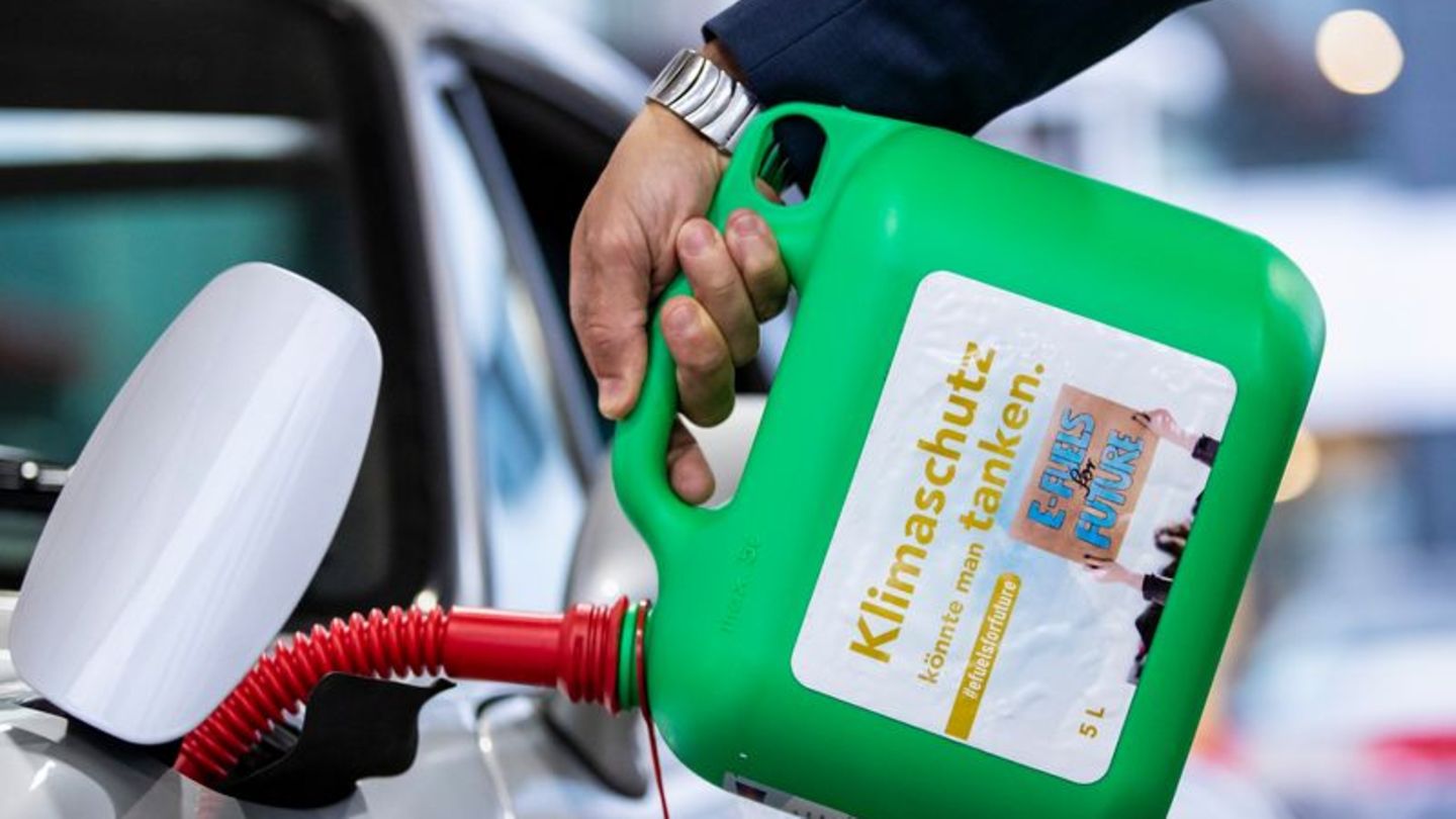 E-Fuel wird in Auto gefüllt