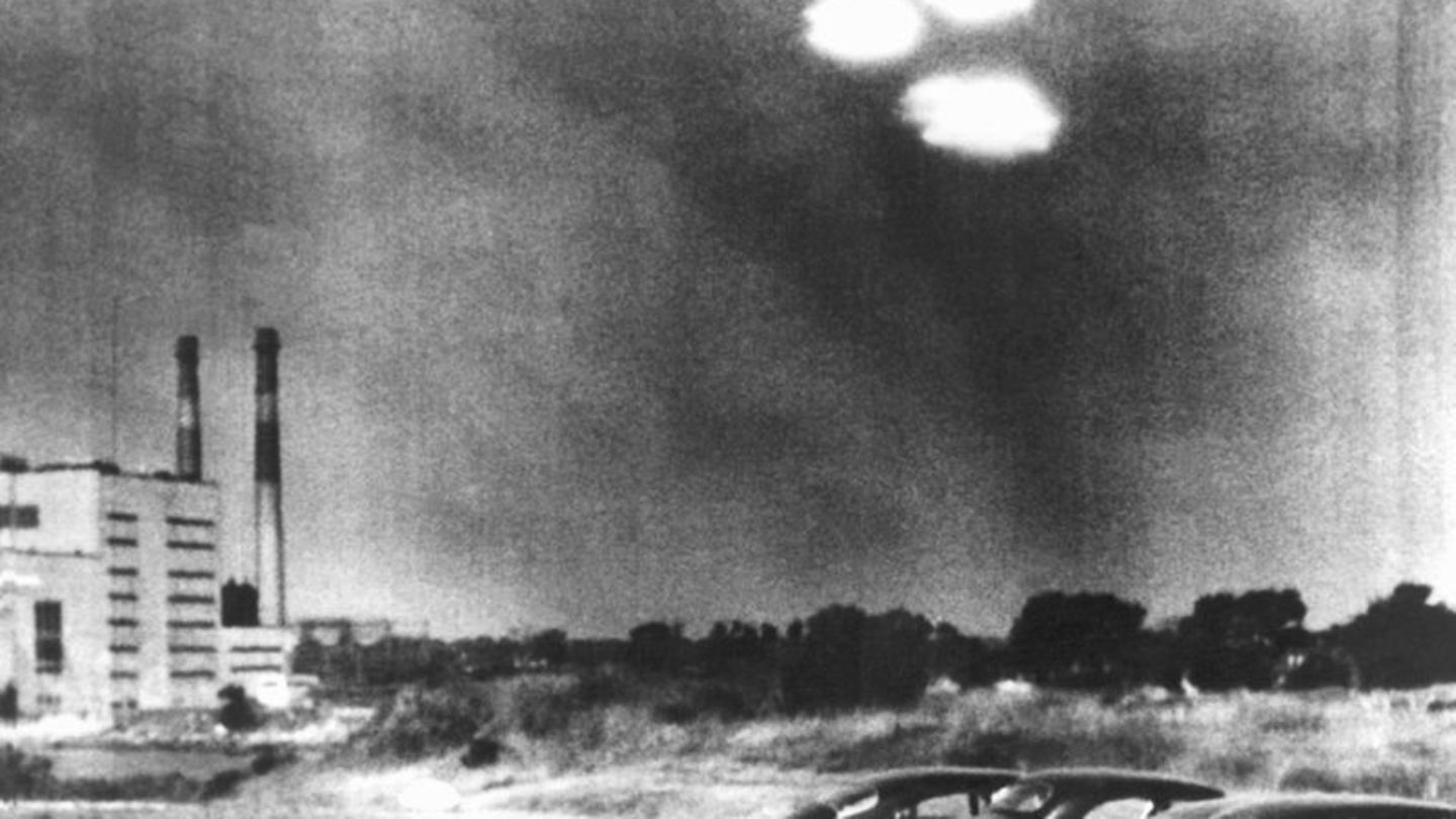 Vier in Formation fliegende "Objekte" über der Stadt Salem im US-Bundesstaat Massachusetts