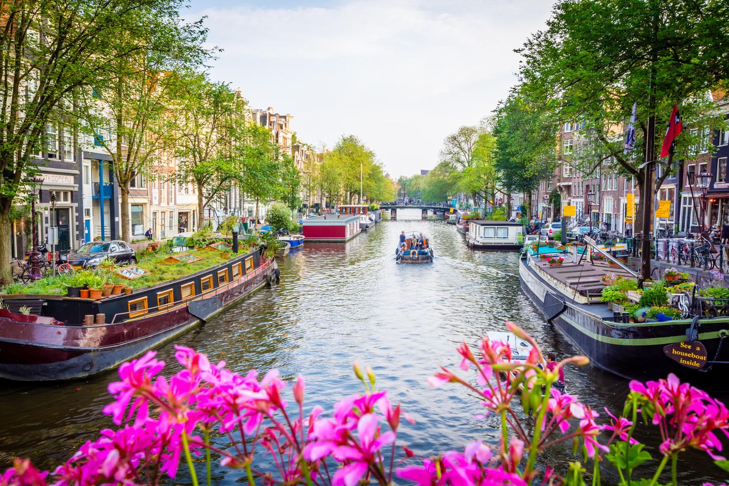 Fleet mit Fähren und Hausbooten in Amsterdam