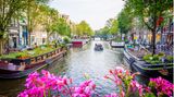 Fleet mit Fähren und Hausbooten in Amsterdam