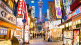 Beleuchtete Straße mit Schildern in Osaka, Japan