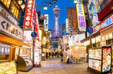 Beleuchtete Straße mit Schildern in Osaka, Japan