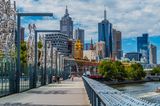 Blick auf eine FUßgängermeile am Wasser in Melbourne in Australien