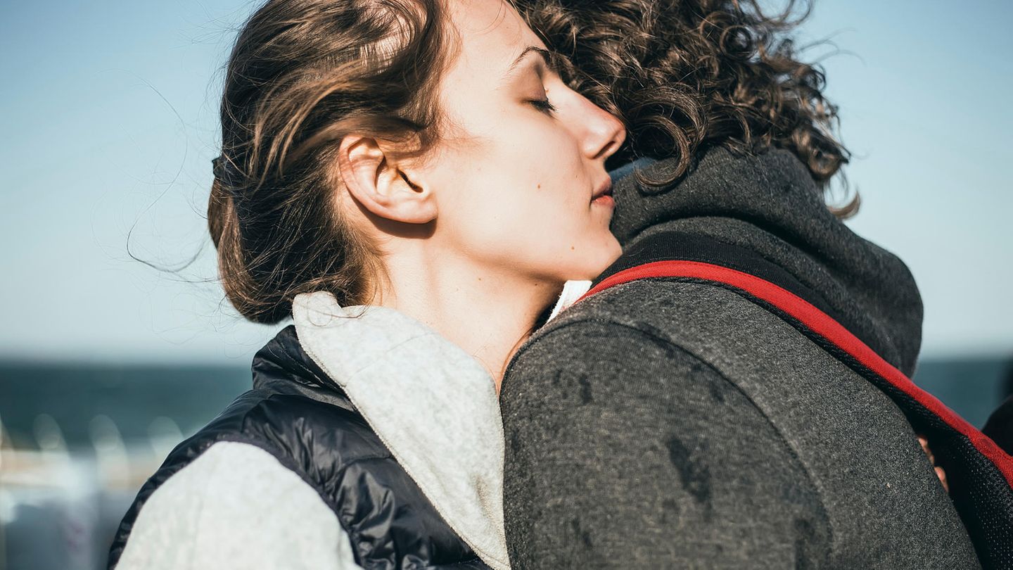 Wir riechen den Körpergeruch des anderen, flüchtige Moleküle. In gleichgeschlechtlichen Zweierbeziehungen sagt ein ähnlicher Körpergeruch Freundschaft voraus.