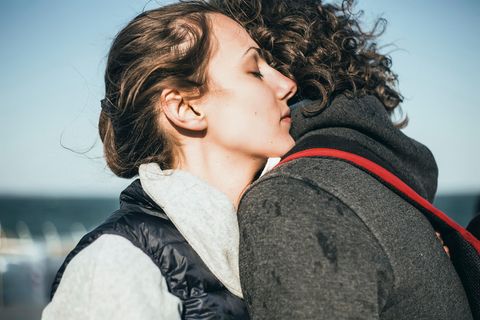 Wir riechen den Körpergeruch des anderen, flüchtige Moleküle. In gleichgeschlechtlichen Zweierbeziehungen sagt ein ähnlicher Körpergeruch Freundschaft voraus.