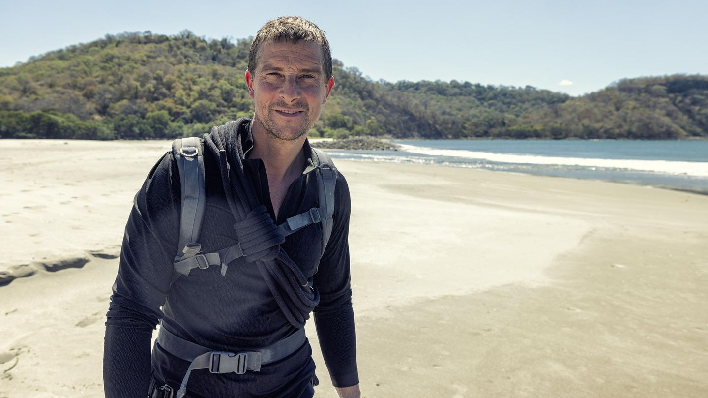 Bear Grylls am Strand