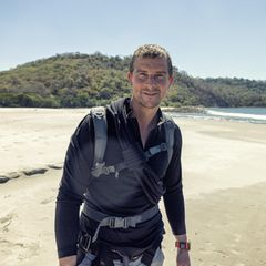Bear Grylls am Strand