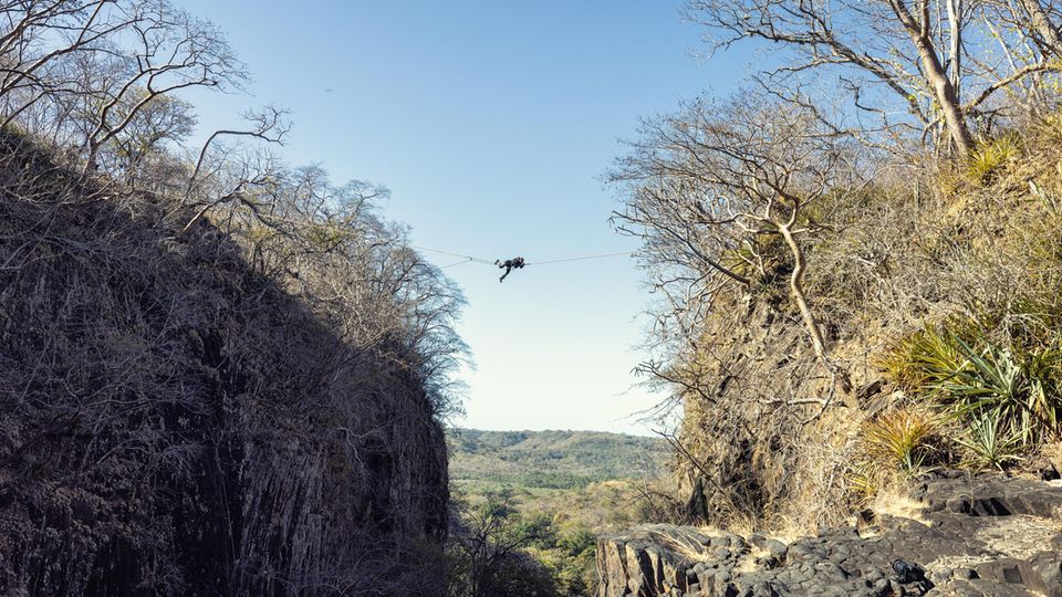 Bear Grylls auf einer Zipline
