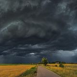 Dunkler Himmel eines Unwetters über Feldern
