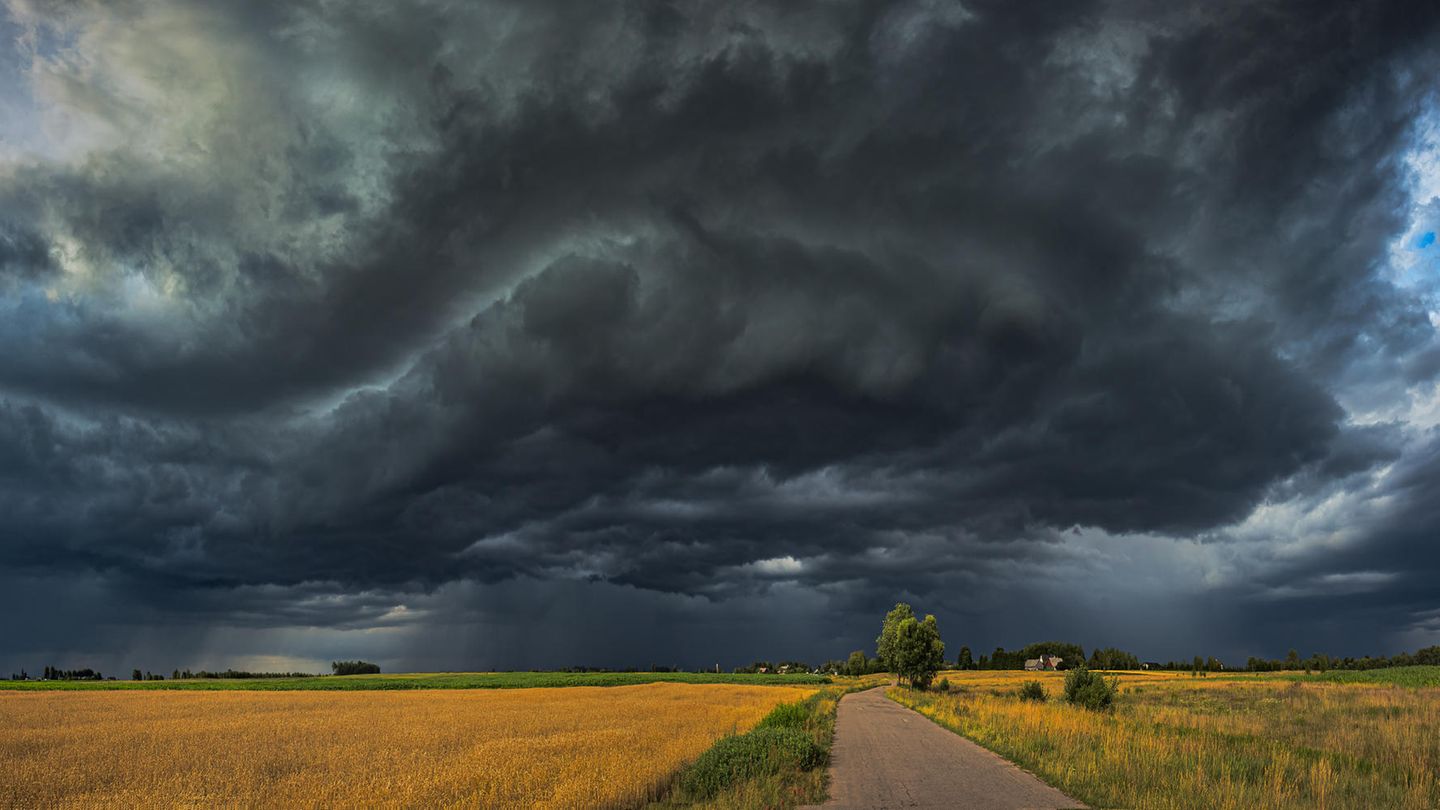 Dunkler Himmel eines Unwetters über Feldern