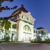 So chaotisch der Trubel vor dem historischen Gebäude des Estação do Caminho de Ferro de Maputo, kurz CFM, in der mosambikanischen Hauptstadt auch sein mag: Kaum hat man die Haupthalle betreten, kehrt Ruhe ein. Da es nur wenige Züge nach Swasiland, Südafrika und Simbabwe gibt, lassen sich der schöne Kopfbahnhof und das dazugehörige Museum ganz ohne Stress erkunden. Vieles, was die portugiesischen Kolonialherren hier Anfang des 20. Jahrhunderts erbauen ließen, ist heutzutage frisch restauriert zu bestaunen.