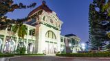 So chaotisch der Trubel vor dem historischen Gebäude des Estação do Caminho de Ferro de Maputo, kurz CFM, in der mosambikanischen Hauptstadt auch sein mag: Kaum hat man die Haupthalle betreten, kehrt Ruhe ein. Da es nur wenige Züge nach Swasiland, Südafrika und Simbabwe gibt, lassen sich der schöne Kopfbahnhof und das dazugehörige Museum ganz ohne Stress erkunden. Vieles, was die portugiesischen Kolonialherren hier Anfang des 20. Jahrhunderts erbauen ließen, ist heutzutage frisch restauriert zu bestaunen.