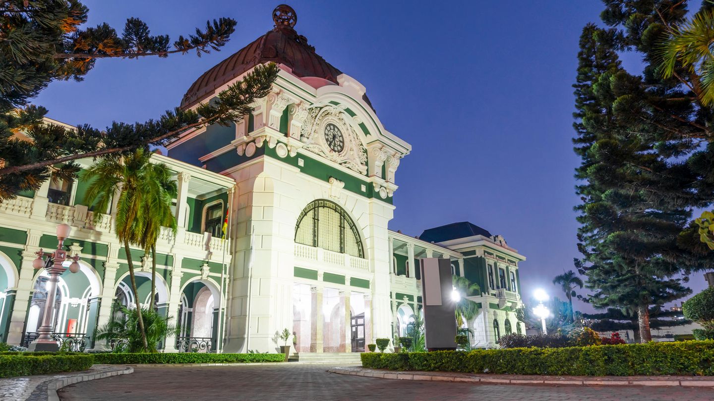 Bahnhof Maputo, Mosambik So chaotisch der Trubel vor dem historischen Gebäude des Estação do Caminho de Ferro de Maputo, kurz CFM, in der mosambikanischen Hauptstadt auch sein mag: Kaum hat man die Haupthalle betreten, kehrt Ruhe ein. Da es nur wenige Züge nach Swasiland, Südafrika und Simbabwe gibt, lassen sich der schöne Kopfbahnhof und das dazugehörige Museum ganz ohne Stress erkunden. Vieles, was die portugiesischen Kolonialherren hier Anfang des 20. Jahrhunderts erbauen ließen, ist heutzutage frisch restauriert zu bestaunen.