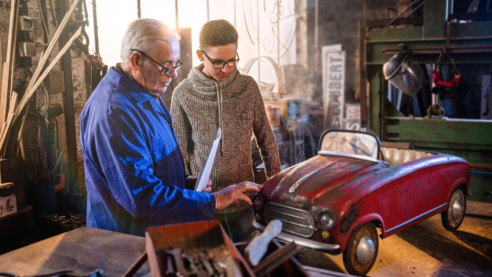 Großvater und Enkel restaurieren ein Automodell