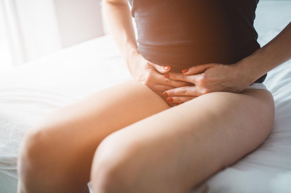Krämpfe, Übelkeit, Durchfall. Die Symptome, die Frauen während ihrer Menstruation spüren, können variieren. Oftmals hilft es aber, sich auf der Couch mit einer Wärmflasche auszuruhen. 