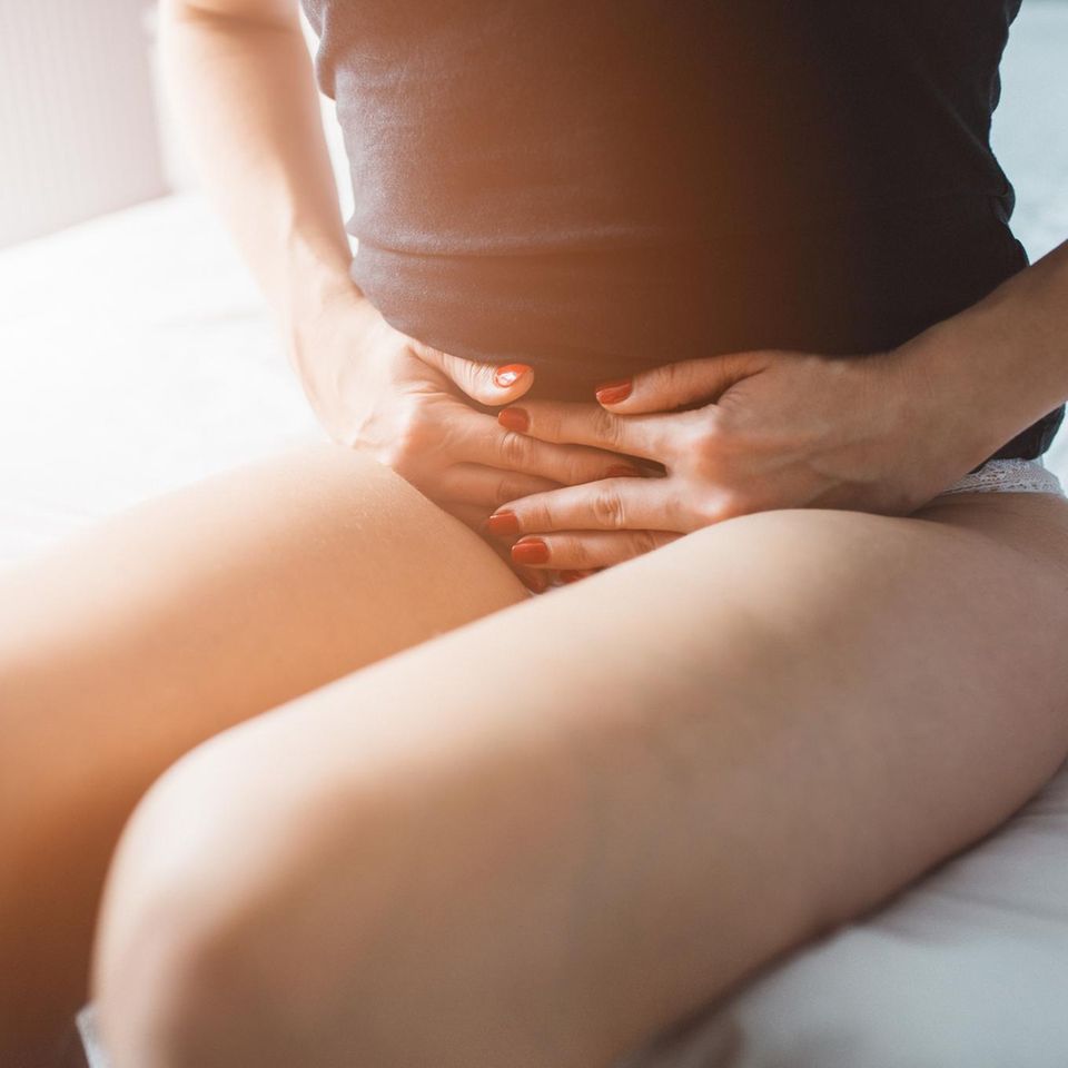 Krämpfe, Übelkeit, Durchfall. Die Symptome, die Frauen während ihrer Menstruation spüren, können variieren. Oftmals hilft es aber, sich auf der Couch mit einer Wärmflasche auszuruhen. 