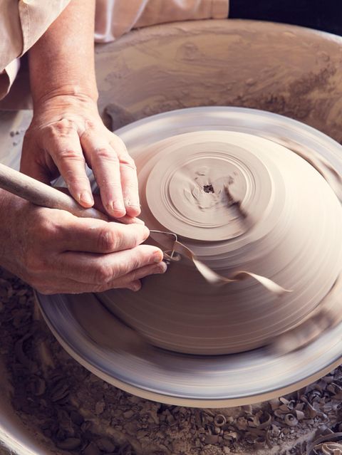 Hände beim Töpfern