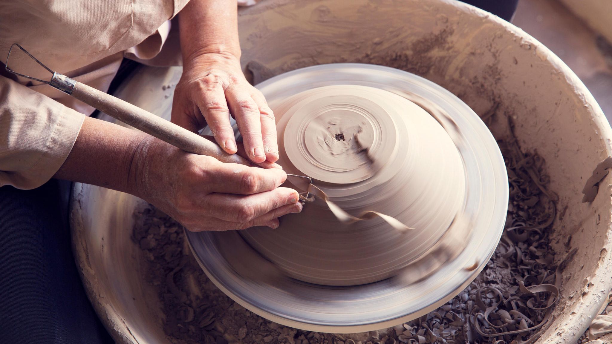 Hände beim Töpfern