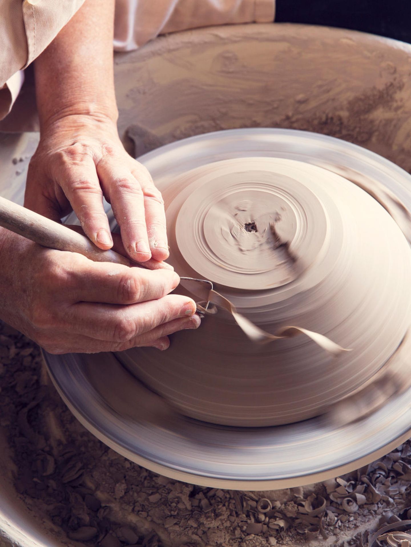 Hände beim Töpfern