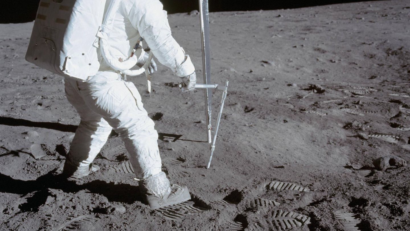 Während ihrer "Spaziergänge" auf der Mondoberfläche entnahmen Neil Armstrong und Buzz Aldrin während der Apollo-11-Mission im Jahr 1969 auch Proben von der Mondoberfläche