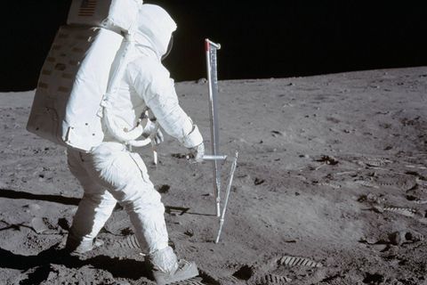 Während ihrer "Spaziergänge" auf der Mondoberfläche entnahmen Neil Armstrong und Buzz Aldrin während der Apollo-11-Mission im Jahr 1969 auch Proben von der Mondoberfläche
