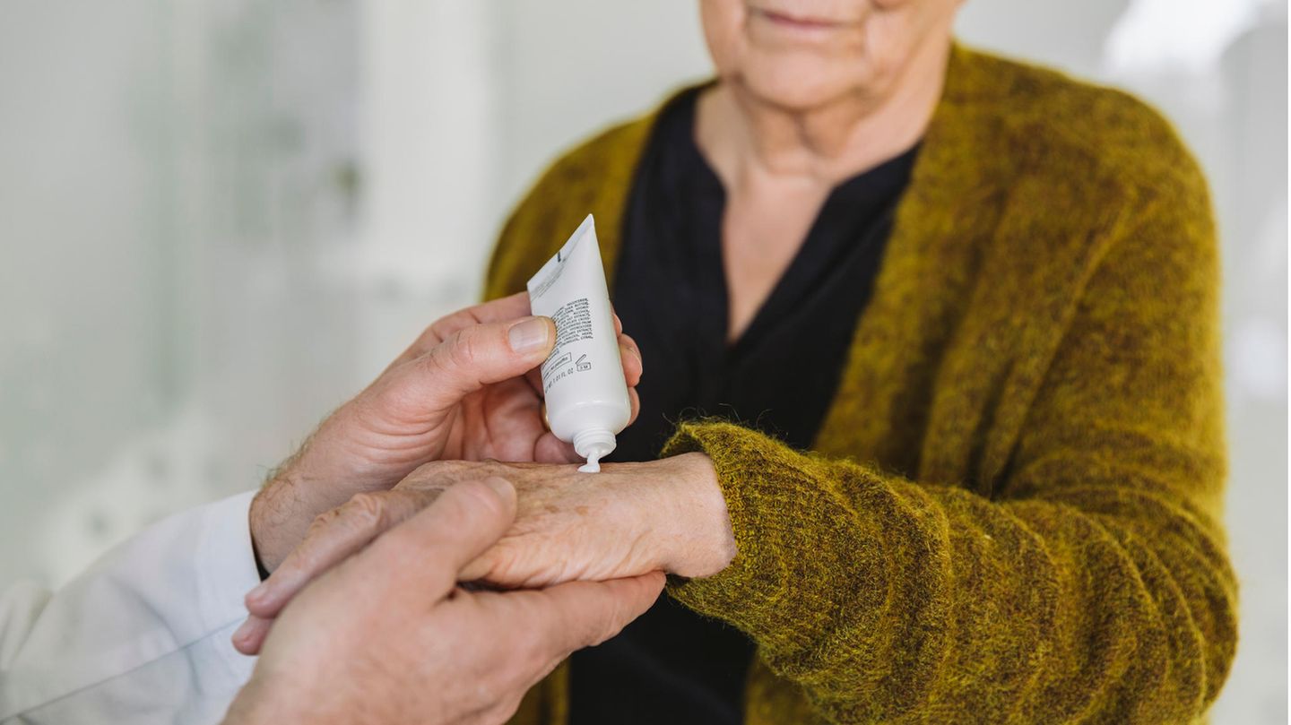 Arzt und Patientin (Symbolbild): Der Heilungserfolg hängt auch vom Geschlecht und der Hautfarbe des/der Behandelnden ab