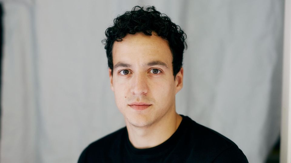 Lukas Sam Schreiber Lukas Sam Schreiber, Host des Podcasts "Die Suche nach dem guten Tod"