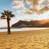 Sonnenuntergang am Strand Playa de las Teresitas auf Teneriffa