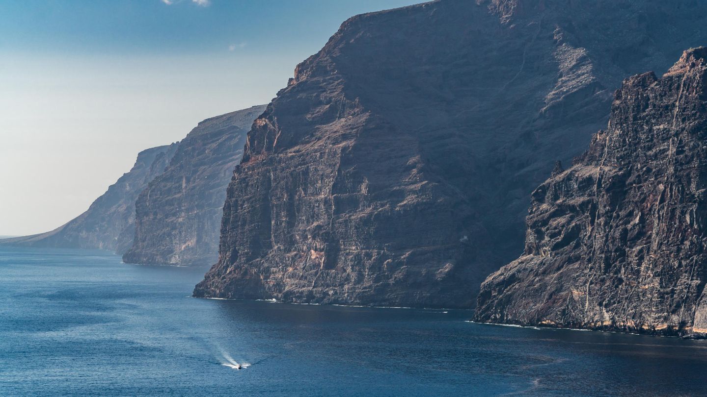 Teneriffas Westküste mit den mächtigen Felsformationen der "Los Gigantes"