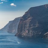 Teneriffas Westküste mit den mächtigen Felsformationen der "Los Gigantes"