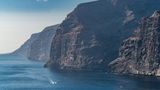 Teneriffas Westküste mit den mächtigen Felsformationen der "Los Gigantes"
