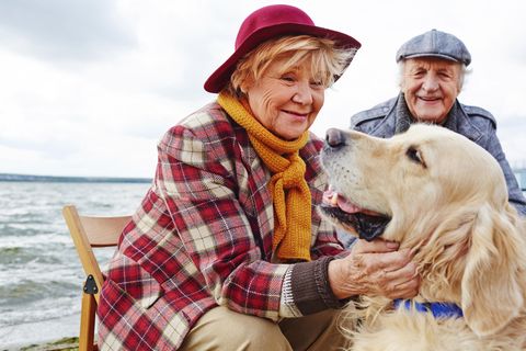 Älteres Pärchen mit Hund