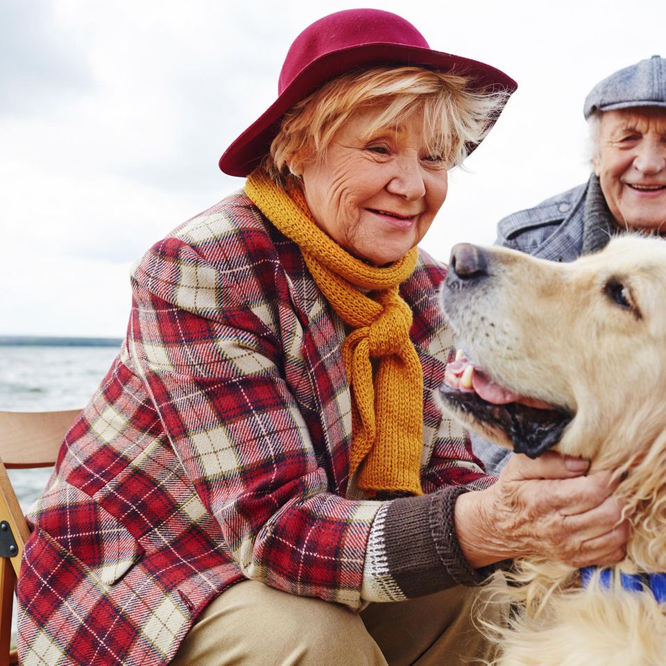 Älteres Pärchen mit Hund