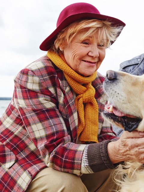 Älteres Pärchen mit Hund