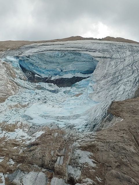 Der Gletscher auf der Marmolata brach ab, als gerade zahlreiche Bergsteigende zum Gipfel aufstiegen