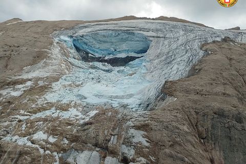 Der Gletscher auf der Marmolata brach ab, als gerade zahlreiche Bergsteigende zum Gipfel aufstiegen