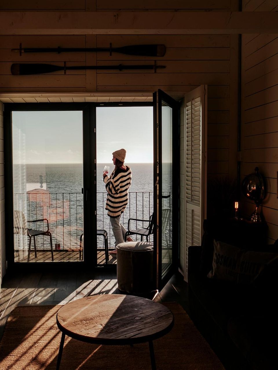 Frau am Fenster im Hotelzimmer im Hotel Lighthouse