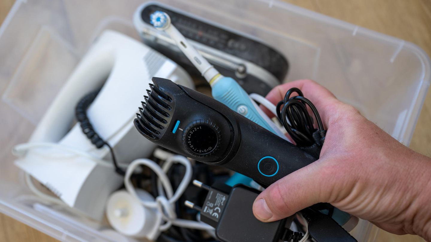 Eine Neuregelung des Elektro- und Elektronikgerätegesetztes verpflichtet ab dem 1. Juli auch Supermärkte und Discounter mit einer Verkaufsfläche von mehr als 800 Quadratmetern, alte Elektrogeräte zurückzunehmen, wenn sie mehrmals im Jahr oder dauerhaft Elektro- und Elektronikgeräte verkaufen