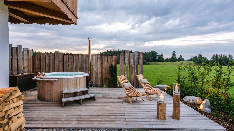 Whirlpool und Liegen auf einer privaten Terrasse Whirlpool und Liegen auf einer privaten Terrasse