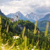 Naturpark Ammergauer Alpen - Schloss Neuschwanstein und Schloss Hohenschwangau in den Ammergauer Alpen, dahinter Gehrenspitze (Tannheimer Gruppe). 