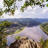 Naturpark Thüringer Schiefergebirge:Obere Saale -Deutschland, Thueringen, Thueringer Schiefergebirge, Saaletal, Blick vom Bockfelsen auf Campingplatz Hopfenmuehle Engl.: Europe, Germany, Thuringia, Saale-Valley, Viewpoint