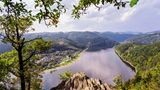 Naturpark Thüringer Schiefergebirge:Obere Saale -Deutschland, Thueringen, Thueringer Schiefergebirge, Saaletal, Blick vom Bockfelsen auf Campingplatz Hopfenmuehle Engl.: Europe, Germany, Thuringia, Saale-Valley, Viewpoint