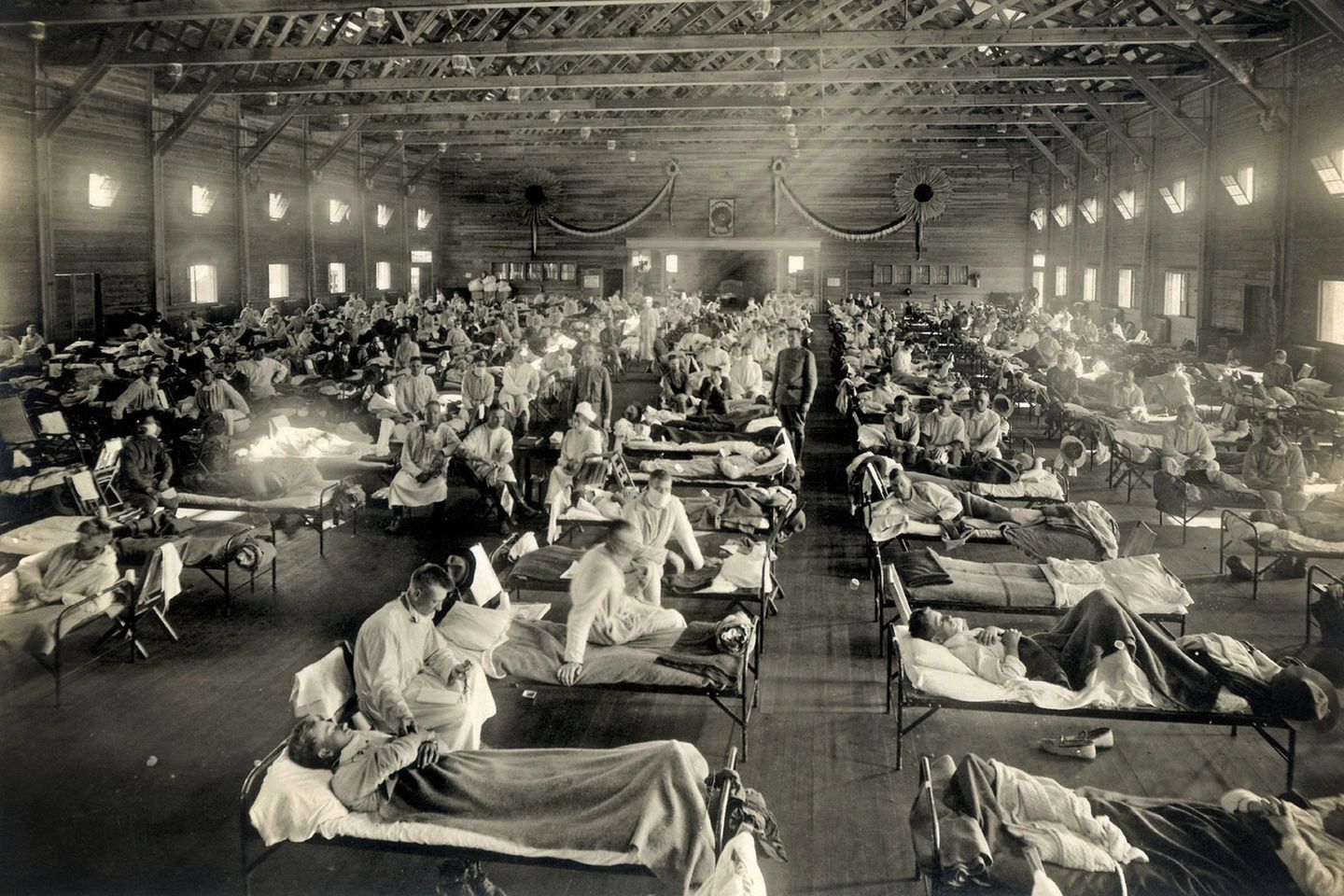 Influenza Notlager mit vielen Kranken