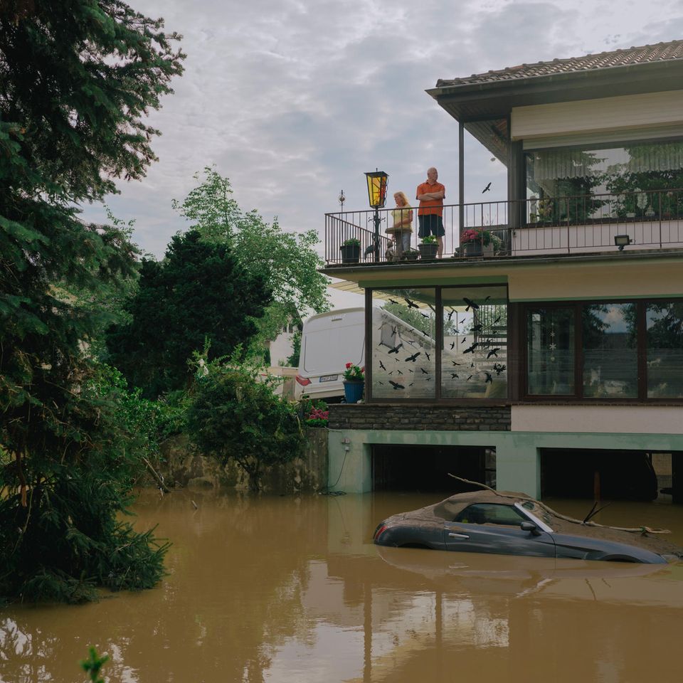 Meterhoch steht das Wasser am Tag nach der Flut in den Straßen von Ahrweiler. Etliche Anwohner verlieren ihr Hab und Gut