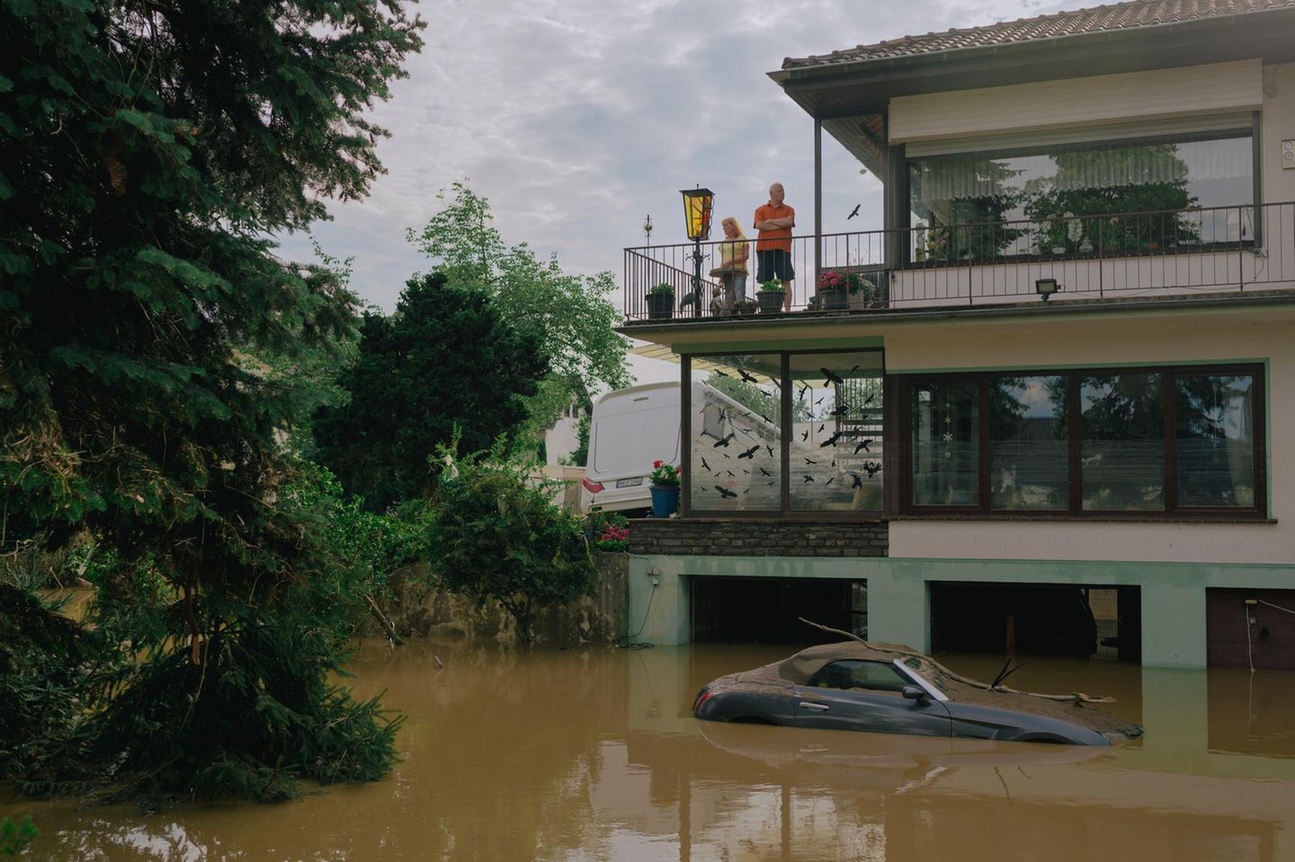 Meterhoch steht das Wasser am Tag nach der Flut in den Straßen von Ahrweiler. Etliche Anwohner verlieren ihr Hab und Gut