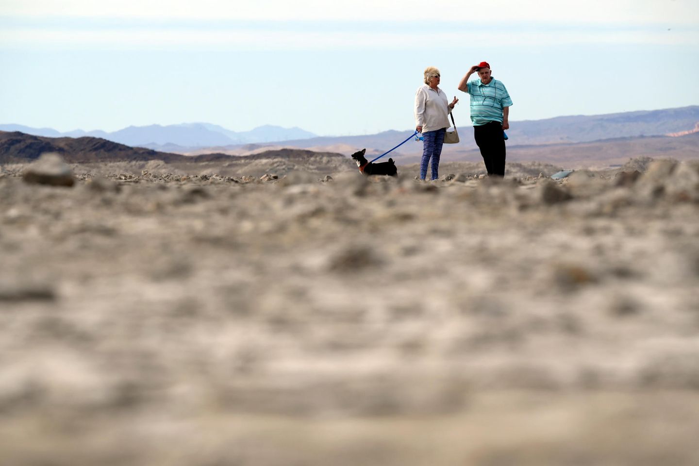 Makabre Attraktionen Spaziergänger am Lake Mead