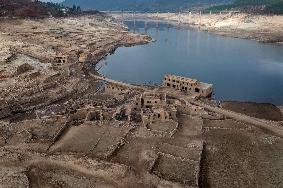 Dächer, die aus dem Wasser ragen, sind jeden Sommer ein alltägliches Bild am Lindoso-Stausee. In besonders trockenen Jahren tauchen Teile des spanischen Dorfes Aceredo auf, das vor drei Jahrzehnten für einen Stausee planmäßig geflutet wurde. Aber noch nie zuvor war das Skelett des Dorfes in seiner Gesamtheit aufgetaucht, und das mitten in der normalerweise nassen Wintersaison.