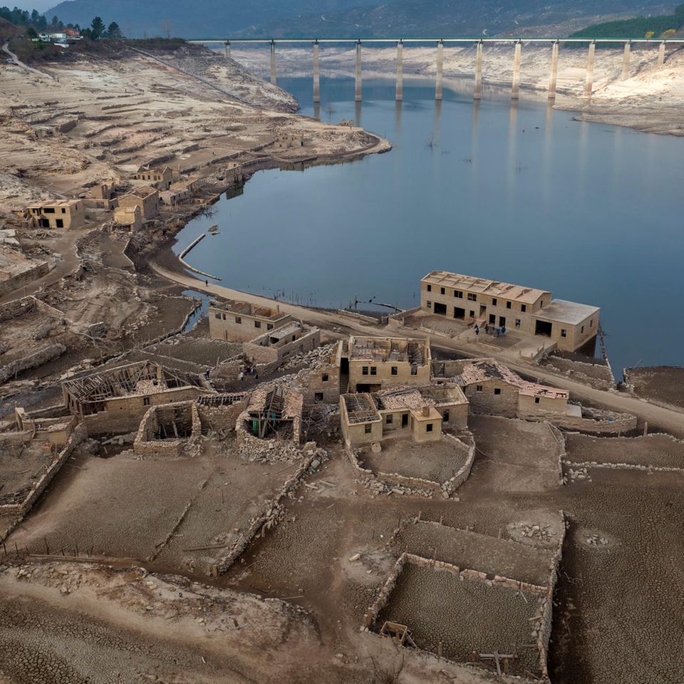 Dächer, die aus dem Wasser ragen, sind jeden Sommer ein alltägliches Bild am Lindoso-Stausee. In besonders trockenen Jahren tauchen Teile des spanischen Dorfes Aceredo auf, das vor drei Jahrzehnten für einen Stausee planmäßig geflutet wurde. Aber noch nie zuvor war das Skelett des Dorfes in seiner Gesamtheit aufgetaucht, und das mitten in der normalerweise nassen Wintersaison.